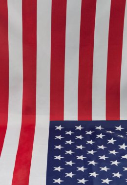 Amerikan bayrağı masadan yatay ve dikey arkaplana düşüyor.