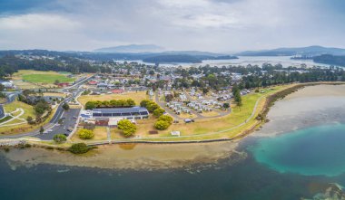 Narooma yerleşim alanı ve tatil parkının hava manzarası. NSW, Avustralya