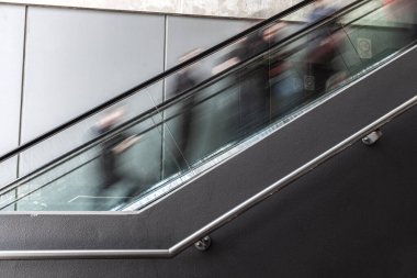 Melbourne CBD 'de yürüyen merdivendeki insanların hareket kabiliyeti bulanıklaştı