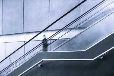 Yürüyen merdivende fotokopi alanı olan bir kişinin bulanık hareketi