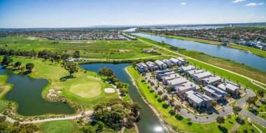 Parlak güneşli bir günde Patterson Nehri, Bonbeach banliyösü ve golf kulübünün hava manzarası. Melbourne, Avustralya