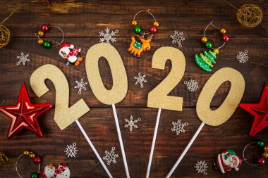 Ahşap arka planda altın parıltılı 2020 numara ve Noel süslemeleri - üst görünüm