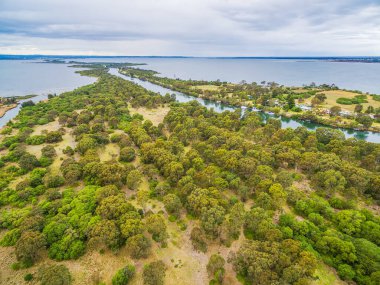 Gippsland Gölleri rezervindeki Mitchell Nehri Silt Jetties 'in hava görüntüsü, Victoria, Avustralya