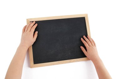 Çocuk elleri ve beyaz üzerinde izole edilmiş boş yazı tahtasının üst görünümü