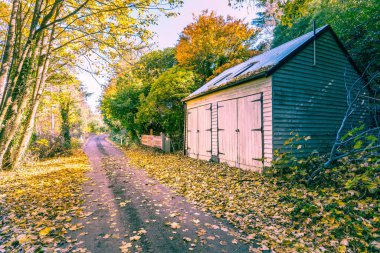 Yol ve ahır olan sonbahar manzarası, Mt. Macedon, Victoria, Avustralya