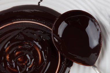 Erimiş siyah çikolatayla kaplanmış büyük bir kaşık.