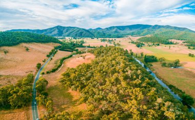 Omeo Highway ve Mitta Mitta Vadisi 'nin hava manzarası, Victoria, Avustralya
