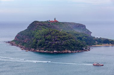 Sidney, Avustralya 'daki Barrenjoey Baş Feneri' nde feribot ve jet ski kullanan yolcular.