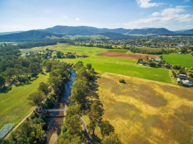 Avustralya kırsalının havadan görünüşü. Ovens Nehri, Myrtleford, Victoria, Avustralya