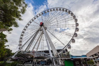 BRISBANE, Avustralya - 9 Ocak 2019: Güney Kıyısındaki Brisbane Çarkı 'na bakıyorum
