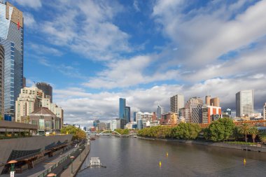 MELBOURNE - 31 Ocak 2016: Princes Köprüsü 'nden Southbank yaya köprüsü ve Yarra nehri manzarası.