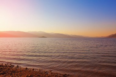 Avustralya 'da gün batımında parlayan güzel dağ gölü