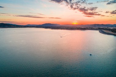 Güzel bir günbatımında gölde tekneler. Kopyalama alanı olan hava görünümü.