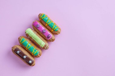 Pembe arkaplanda fotokopi alanı olan dekoratif Fransız eklerinin üst görünümü