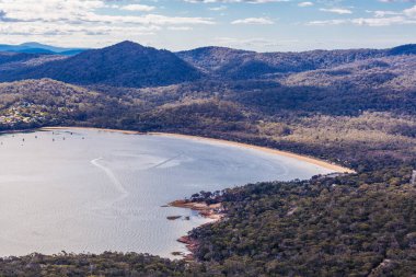 Coles Körfezi, Amos Dağı 'ndan görüldüğü gibi. Freycinet Ulusal Parkı, Tazmanya, Avustralya