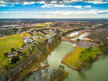 Güney Avustralya, Berri 'de Murray Nehri kıyılarındaki tatil parkı kulübeleri - hava manzarası