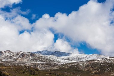 Karlı dağlar manzarası. Avustralya Alpleri, Kosciuszko Dağı Ulusal Parkı, NSW, Avustralya