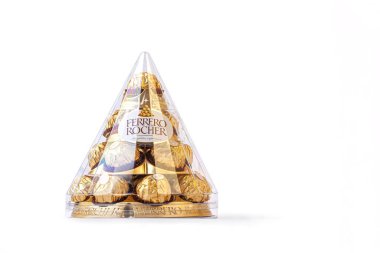Melbourne, Avustralya takriben Şubat 2020: Ferrero Rocher festivalsel koni çikolata kutusu beyaz üzerine izole edilmiş