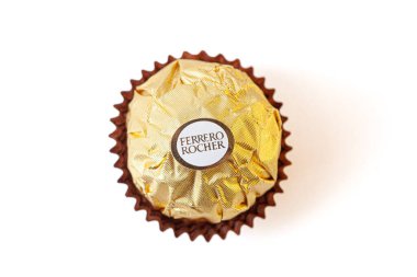 Melbourne, Avustralya yaklaşık Şubat 2020: Beyaz arka planda izole edilmiş Ferrero Rocher çikolatasının üst görüntüsü.
