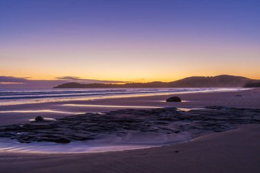 Koekohe plajı, gün doğumunda alçak gelgitte, Otago, Güney Adası, Yeni Zelanda