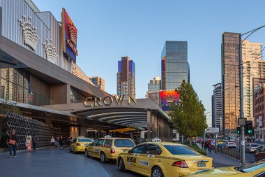 Melbourne CBD - 17 Nisan 2016: Crown Kumarhanesi girişi. Taksiler dizilmiş, yayalar yürüyor..