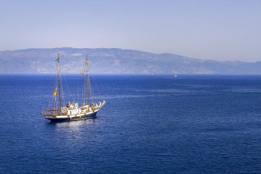 Yunanistan 'ın Hydra adası yakınlarında beyaz yelkenli..