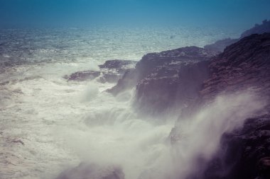 Dalgalar kayalara sert bir şekilde vuruyor. Doğanın aşırı gücü.