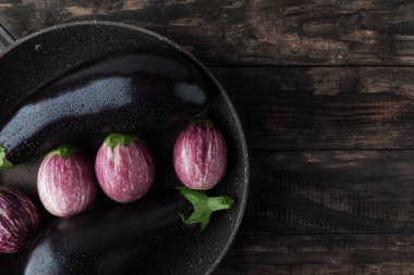 Kırsal ahşap masada tavada ıslak patlıcan. Kopyalama alanı olan üst görünüm