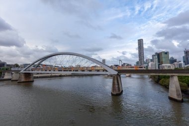 Brisbane nehri üzerindeki Merivale Köprüsü 'nü geçen tren.