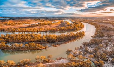 Gün batımında Murray River 'ın güzel kıvrımları. Riverland, Güney Avustralya