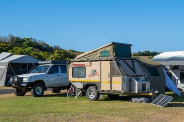 BEACHPORT, AUSTRALYA yaklaşık Ocak 2020: Güney Avustralya 'da bir tatil parkında dört tekerlekli araçla off road karavanı