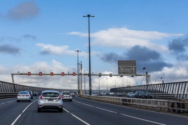 Melbourne, Avustralya - 11 Mart 2019: Melbourne, Avustralya 'da Batı Kapısı Köprüsü' nde yoğun trafikte giden arabalar