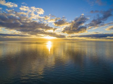 Su üzerinde altın gün batımı