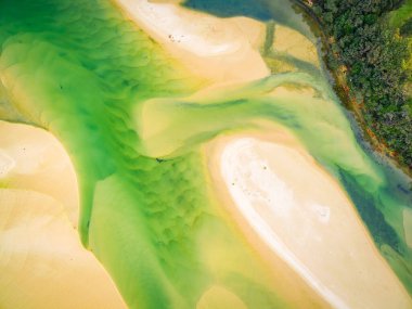 Alçak gelgitte sığ turkuaz okyanus sularının havadan görünüşü