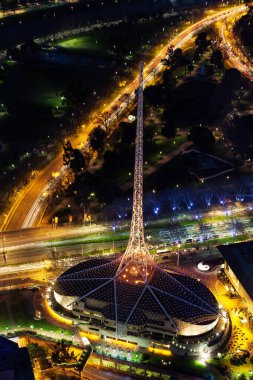 Geceleri Melbourne Sanat Merkezi 'nin havadan görünüşü. Melbourne, Victoria, Avustralya