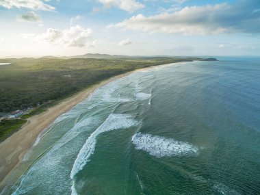 Gün batımında güzel okyanus kıyılarının havadan manzarası