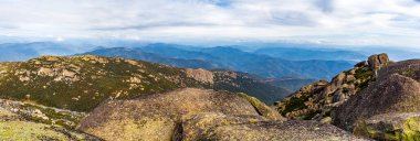 Buffalo Ulusal Parkı, Victoria, Avustralya 'daki kaya, kaya ve dağlardan oluşan güzel bir manzara.