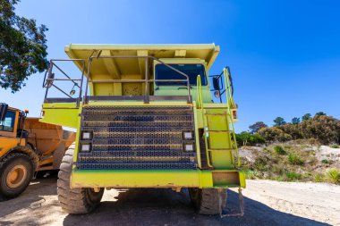 Büyük yeşil çöp kamyonunun önü.