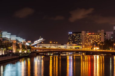 Melbourne CBD - APR 16 2016: Yarra Nehri 'nde Melbourne Exibition Centre işareti ve ışık yansımaları olan Nightscape