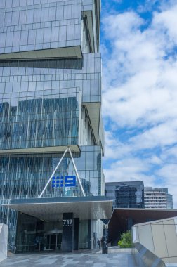 Melbourne, Avustralya - 1 Nisan 2017: Kanal 9 ikonik yapı parçası