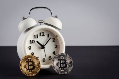İki bitcoin ve fotokopi odalı klasik çalar saat. Kripto para gelecekteki konsept.