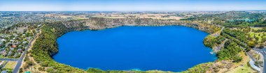 Mavi Göl, Güney Avustralya 'daki Gambier Dağı' nın hareketsiz bir volkanik maarında bulunan bir krater gölüdür.