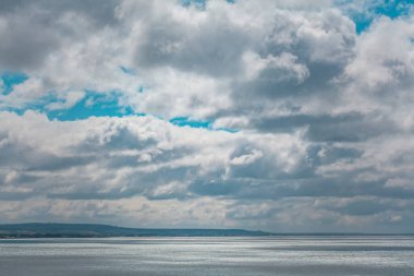 Okyanus ve kıyı şeridi üzerindeki fırtınalı gökyüzü. Minimalist Avustralya manzarası