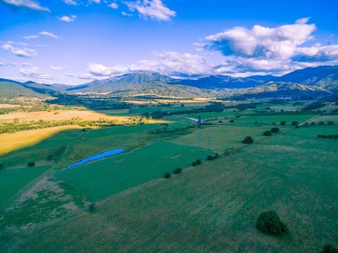 Avustralya 'nın güzel kırsallarındaki çayırlar ve otlaklar. Kiewa Vadisi, Victoria, Avustralya