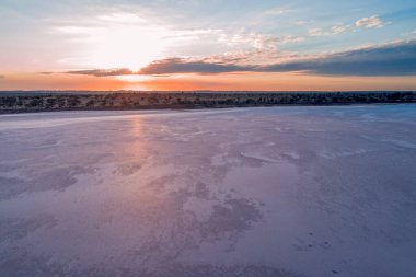 Victoria, Avustralya 'da pembe tuz gölü üzerinde gün doğumu Crosbie
