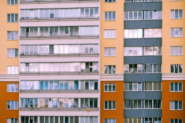 Birçok penceresi olan yüksek katlı apartman cephesinin kapatılması