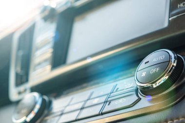 Klima düğmeleri ve multimedya ekranı olan bir arabanın gösterge paneli