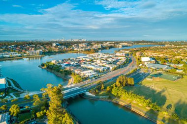 Varsity Lakes varoşlarında gün batımında. Gold Coast, Queensland, Avustralya