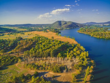 Molonglo Nehri 'nin havadan görünüşü ve Canberra, Avustralya' daki ikonik Telstra kulesi.