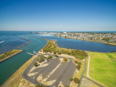 Greenwich Körfezi ve Williamstown Banliyösü 'nün tam öğle vakti havadan görüntüsü. Melbourne, Victoria, Avustralya